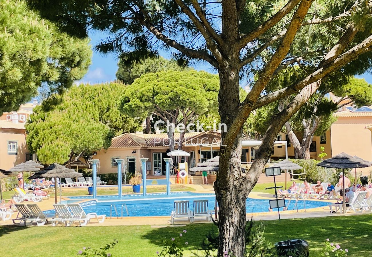 Apartamento em Albufeira com um quarto para 4 pessoas com piscina exterior piscina; jardim e piscina