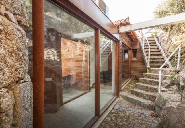 Acesso piscina com escadas em alojamento de férias no gerês Casa Férias Piscina Privada Gerês