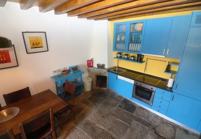 Cozinha equipada com decoração rústica em alojamento de férias Cozinha Casa Férias Gerês Natureza Montanha