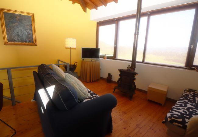 Sala de estar com televisão e vista montanha no Gerês Sala Lazer Gerês Férias Natureza