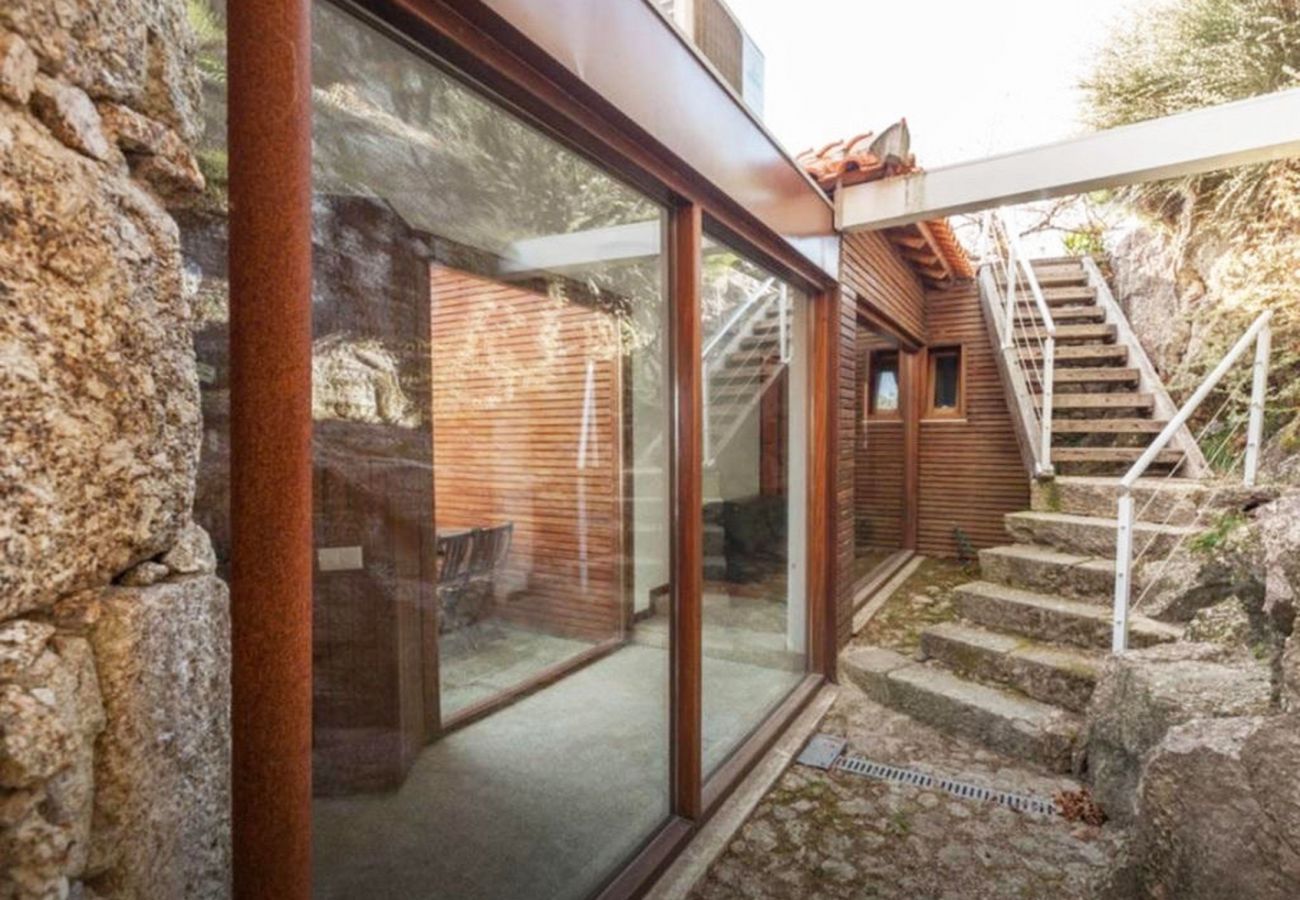 Acesso piscina com escadas em alojamento de férias no gerês Casa Férias Piscina Privada Gerês