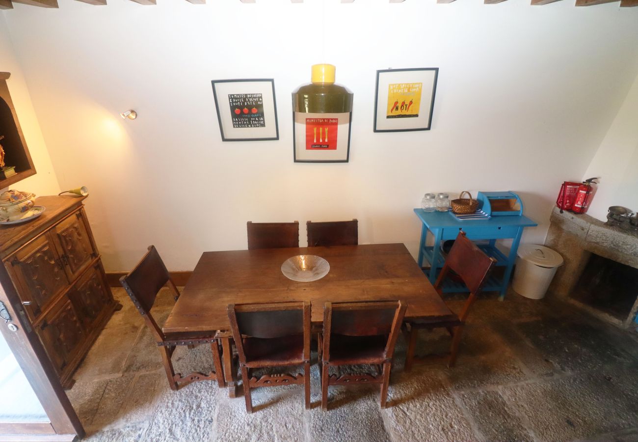 Cozinha com mesa de jantar decoração rústica na natureza Cozinha Casa Férias Natureza Gerês