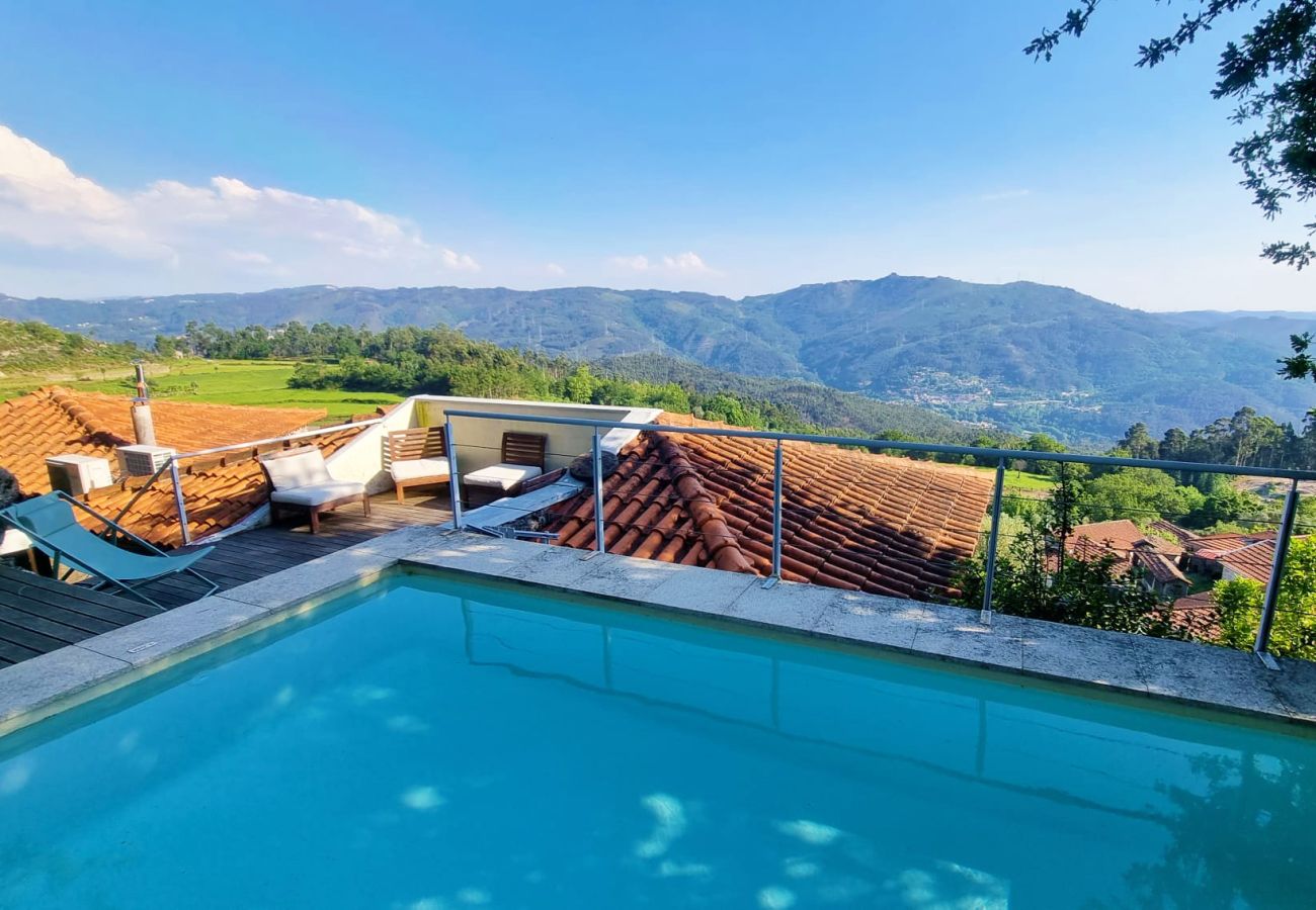 Piscina privada em alojamento de férias no Gerês Piscina Privada Férias Gerês Montanha