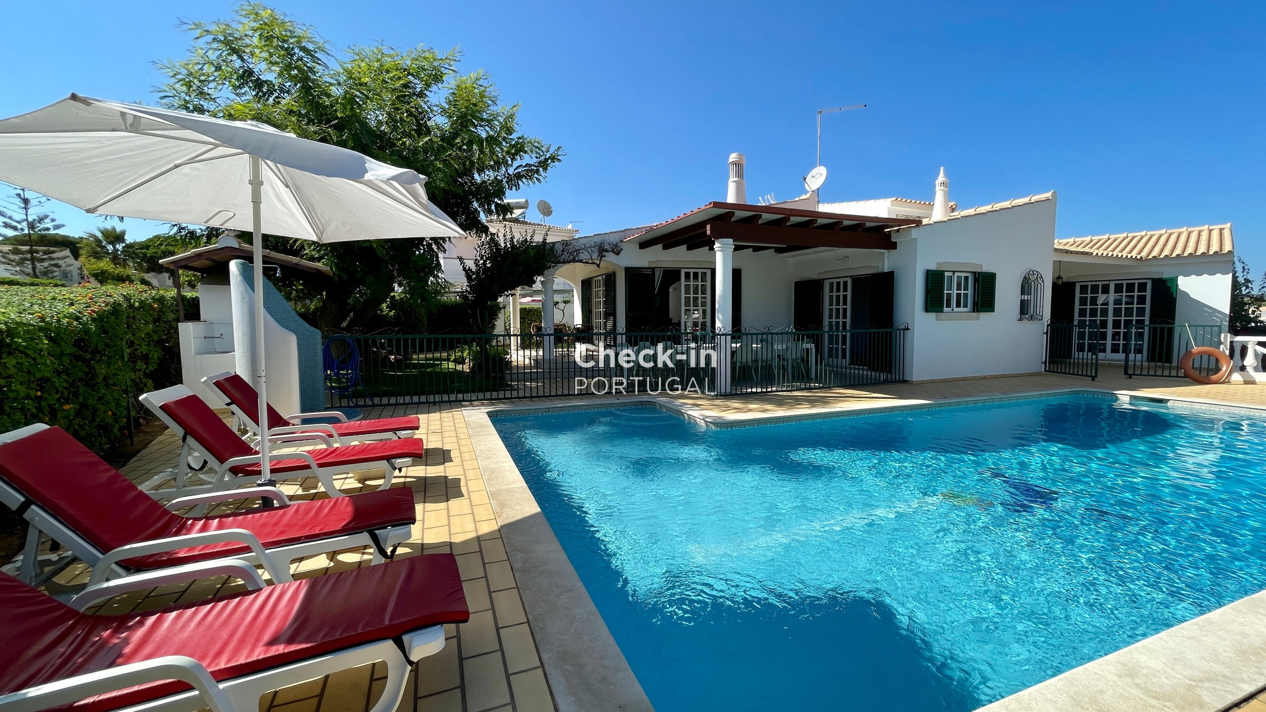 Vivenda para 14 pessoas em Albufeira com piscina vivenda; piscina; espreguiçadeiras; jardim