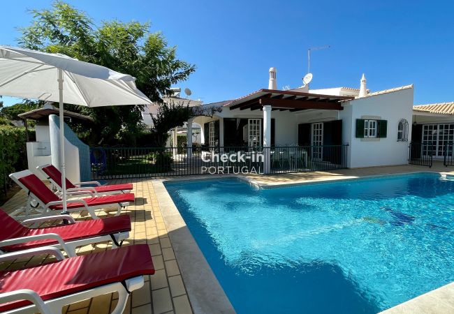 Vivenda para 14 pessoas em Albufeira com piscina vivenda; piscina; espreguiçadeiras; jardim