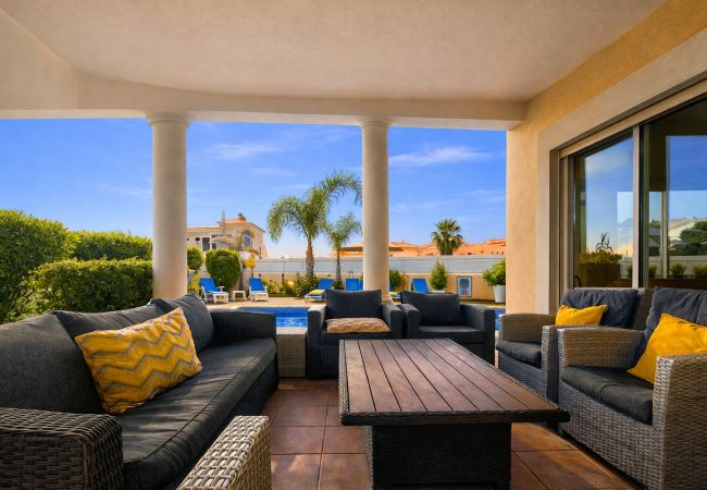 Terrace of a villa with swimming pool 500 metres from the beach in Albufeira