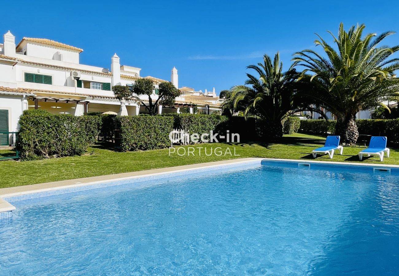 Villa, Albufeira, 2 bedrooms, 2 km from the beach, pool Pool exterior with garden and sun loungers