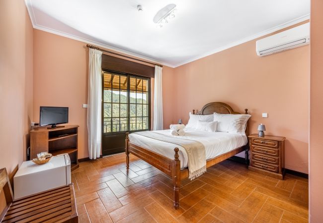 Rent by room in Gerês - Quarto Duplo Deluxe - Quinta da Carvalha Rent by room in Gerês - Quarto Duplo Deluxe - Quinta da Carvalha