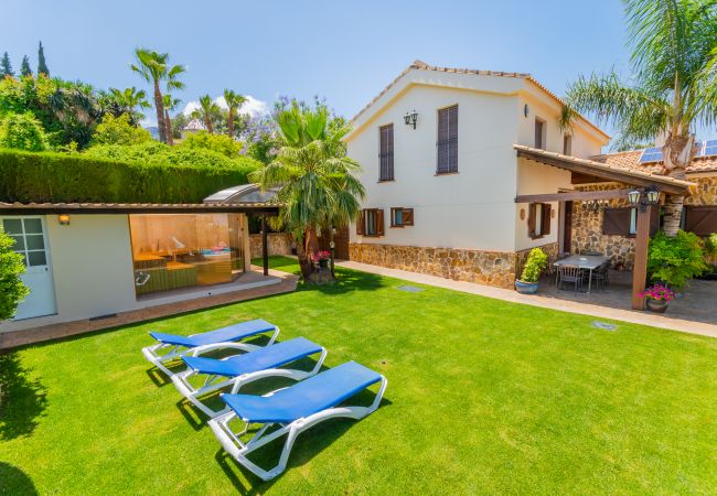 Villa with Heated Pool and Sauna | Cubo's Holiday Homes	 Garden of this villa in Alhaurín de la Torre
