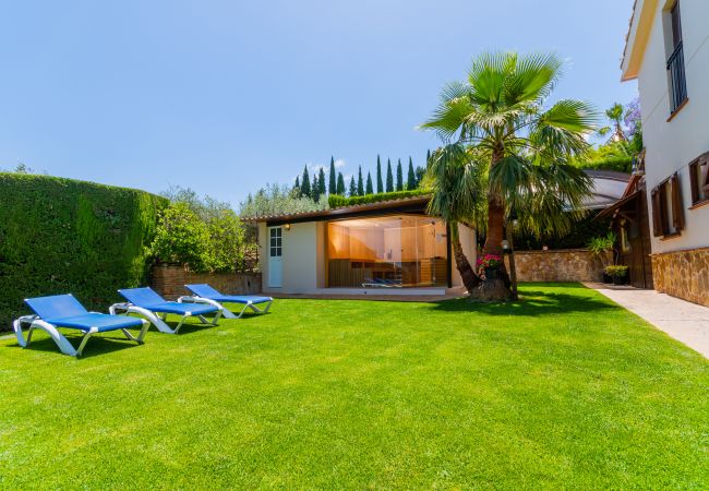 Villa with Heated Pool and Sauna | Cubo's Holiday Homes	 Jacuzzi of this villa in Alhaurín de la Torre