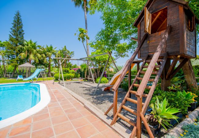 Villa with Heated Pool and Sauna | Cubo's Holiday Homes	 Heated pool of this villa in Alhaurín de la Torre
