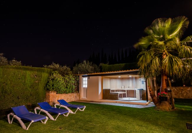 Villa with Heated Pool and Sauna | Cubo's Holiday Homes	 Garden of this villa in Alhaurín de la Torre