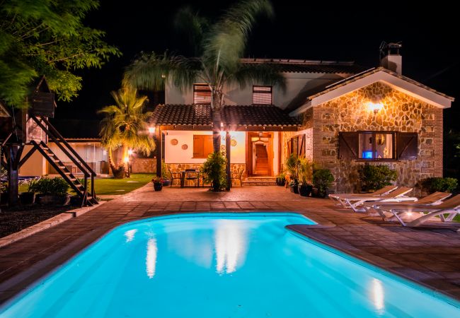 Villa with Heated Pool and Sauna | Cubo's Holiday Homes	 Heated pool of this villa in Alhaurín de la Torre