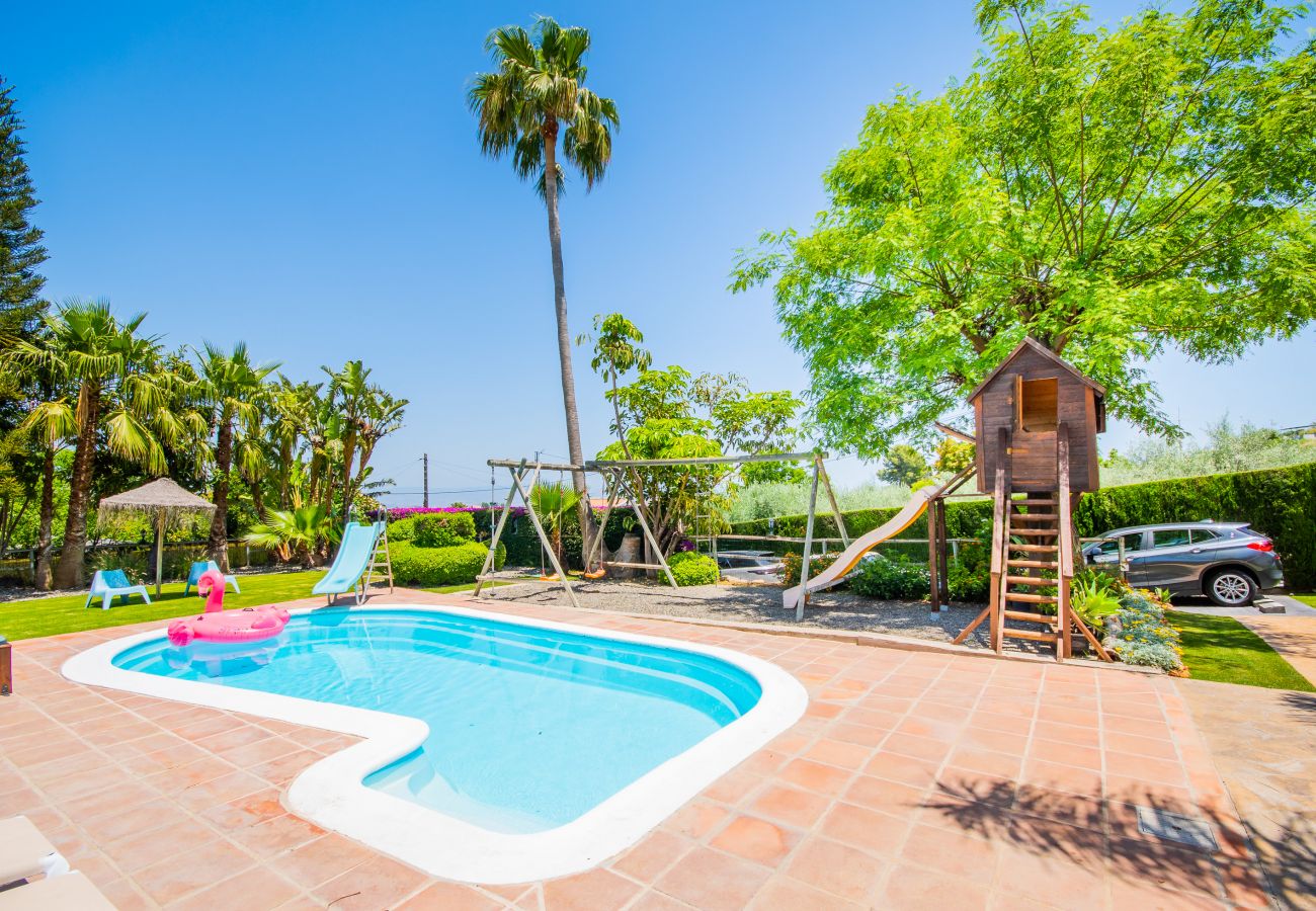 Villa with Heated Pool and Sauna | Cubo's Holiday Homes Heated pool of this villa in Alhaurín de la Torre