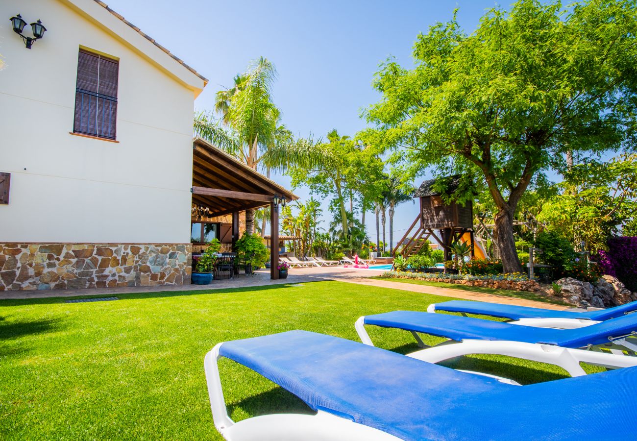 Villa with Heated Pool and Sauna | Cubo's Holiday Homes	 Garden of this villa in Alhaurín de la Torre