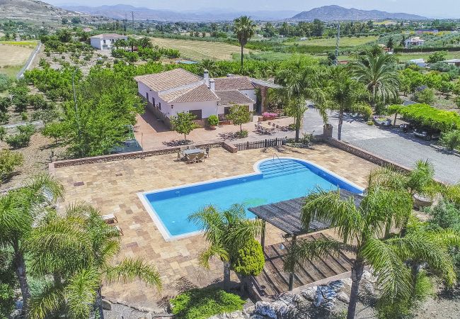 Family rural house ideal for holidays | Cubo's Holiday Homes Swimming pool of this farm in Alhaurín el grande
