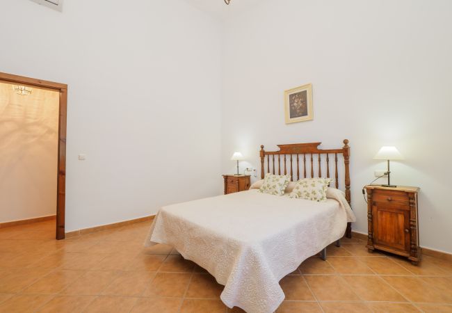 Family rural house ideal for holidays | Cubo's Holiday Homes	 Bedroom of this country house in Alhaurín el Grande