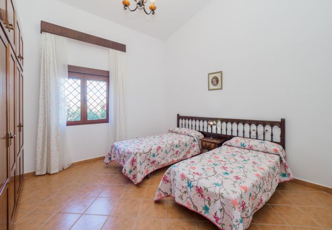 Family rural house ideal for holidays | Cubo's Holiday Homes Bedroom of this country house in Alhaurín el Grande