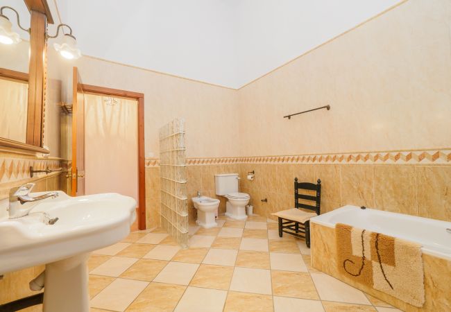 Family rural house ideal for holidays | Cubo's Holiday Homes Bathroom of this farm in Alhaurín el Grande