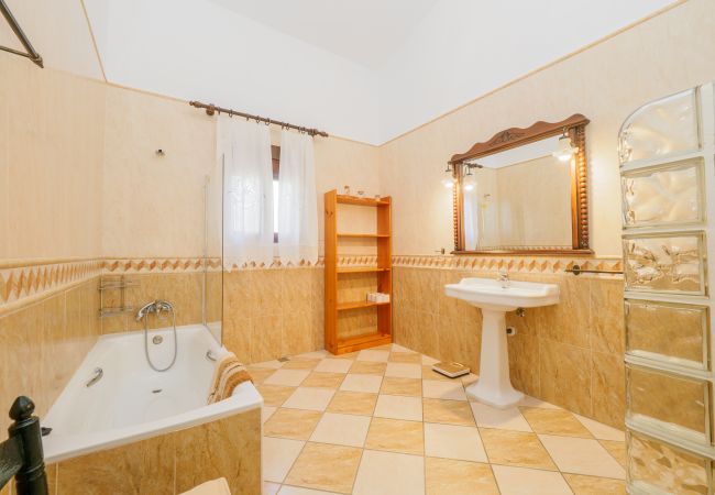 Family rural house ideal for holidays | Cubo's Holiday Homes Bathroom of this farm in Alhaurín el Grande