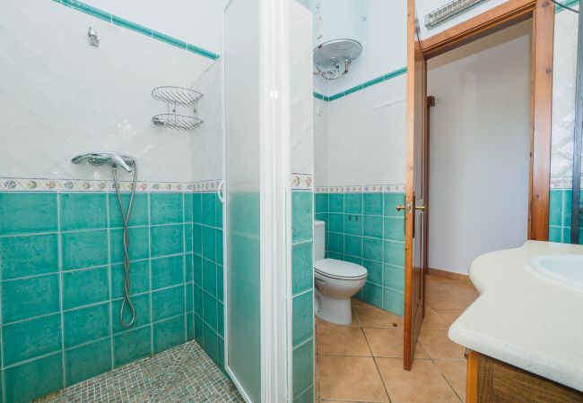 Family rural house ideal for holidays | Cubo's Holiday Homes Bathroom of this farm in Alhaurín el Grande