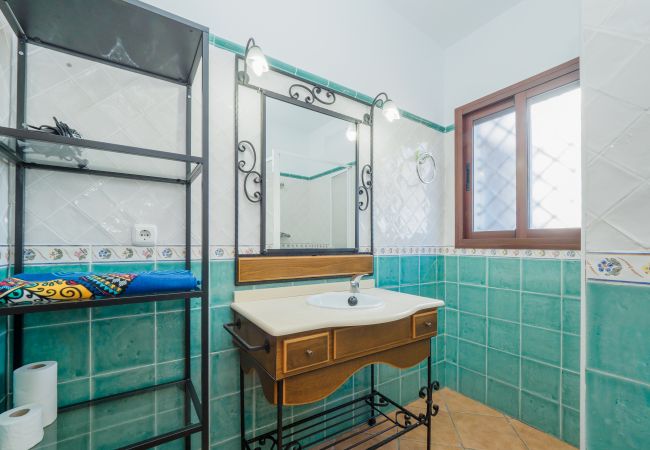 Family rural house ideal for holidays | Cubo's Holiday Homes	 Bathroom of this farm in Alhaurín el Grande