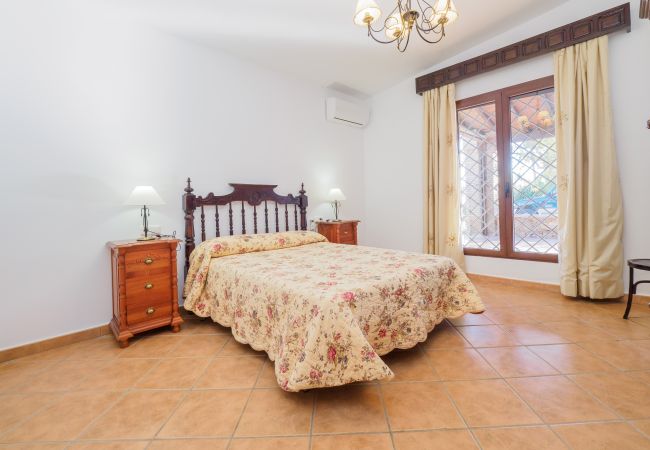 Family rural house ideal for holidays | Cubo's Holiday Homes Bedroom of this country house in Alhaurín el Grande