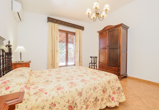 Family rural house ideal for holidays | Cubo's Holiday Homes	 Bedroom of this country house in Alhaurín el Grande