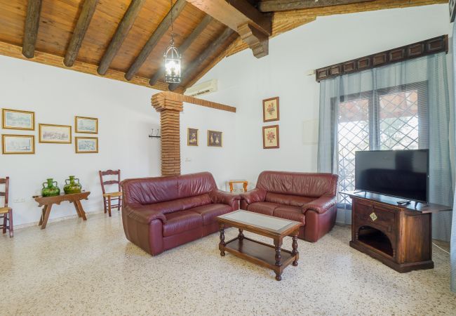 Family rural house ideal for holidays | Cubo's Holiday Homes Living room of this farm in Alhaurín el Grande