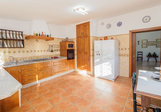 Family rural house ideal for holidays | Cubo's Holiday Homes	 Kitchen of this farm in Alhaurín el Grande