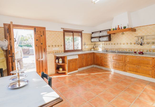 Family rural house ideal for holidays | Cubo's Holiday Homes Kitchen of this farm in Alhaurín el Grande