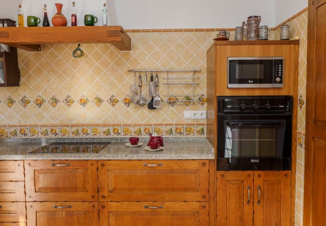 Family rural house ideal for holidays | Cubo's Holiday Homes	 Kitchen of this farm in Alhaurín el Grande