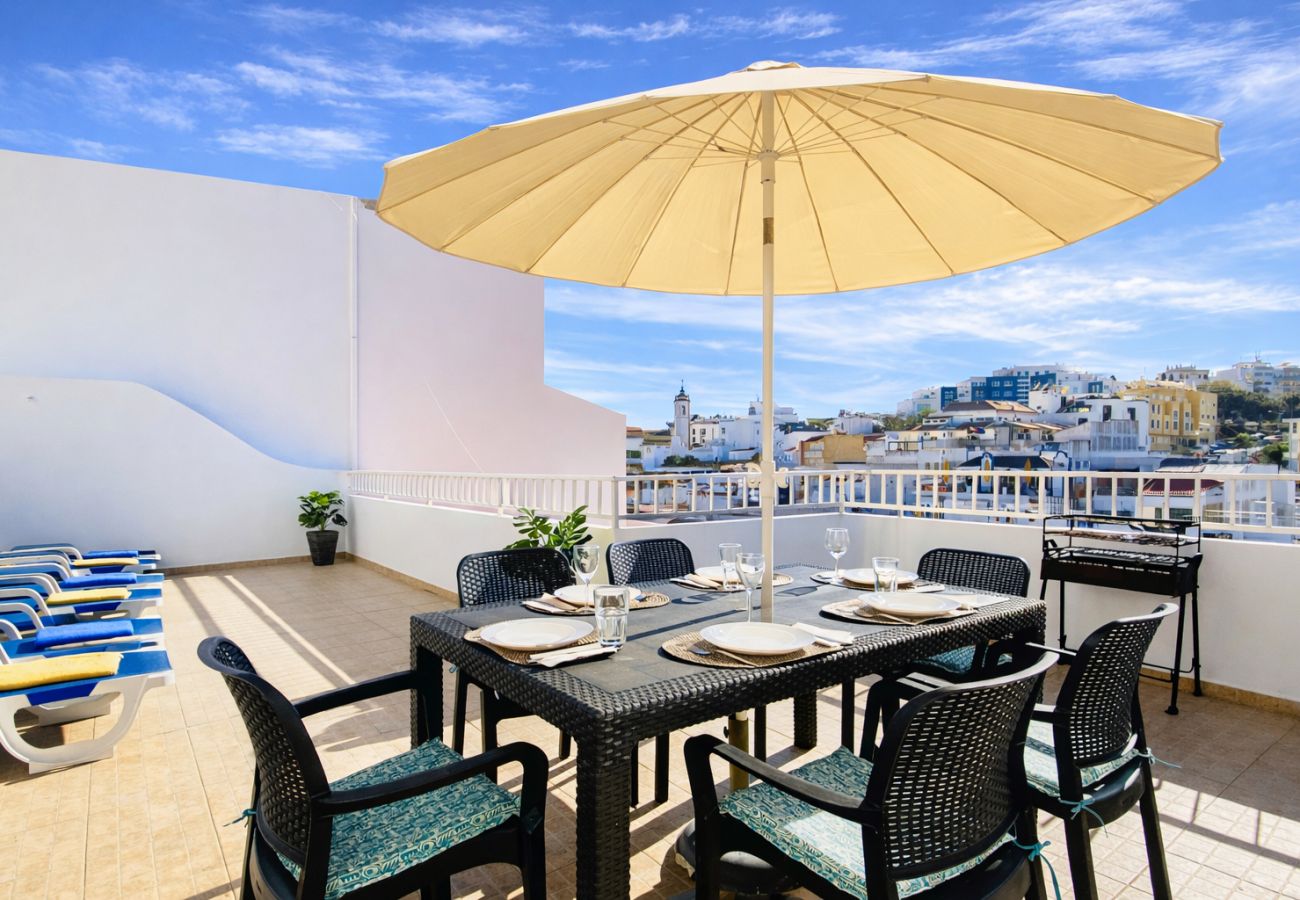 Large terrace with outdoor dining table, sun loungers and city views in the centre of Albufeira