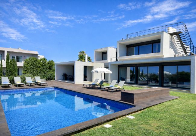 Villa de luxo para até 10 pessoas com piscina privada, zona exterior moderna e espreguiçadeiras, localizada na Galé, Albufeira, Algarve