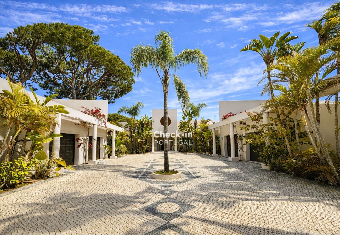  Exterior entrance of a spacious and elegant luxury villa in Quarteira