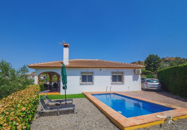 Cottage in Guaro - Cubo's Casa Rio Grande Pool and exterior of the house