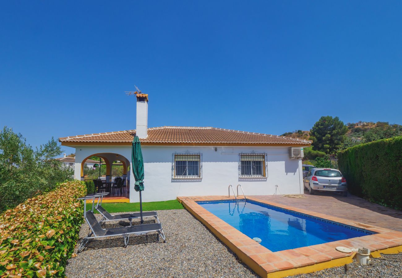 Cottage in Guaro - Cubo's Casa Rio Grande Pool and exterior of the house